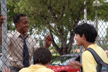 Calloused-Hands-still-9-Byrd-Andre-Royo-talking-to-Josh-Luca-Oriel-and-Tony-Alex-Higgins-by-the-basketball-court-photograph-copyright-Martyna-Przybysz1